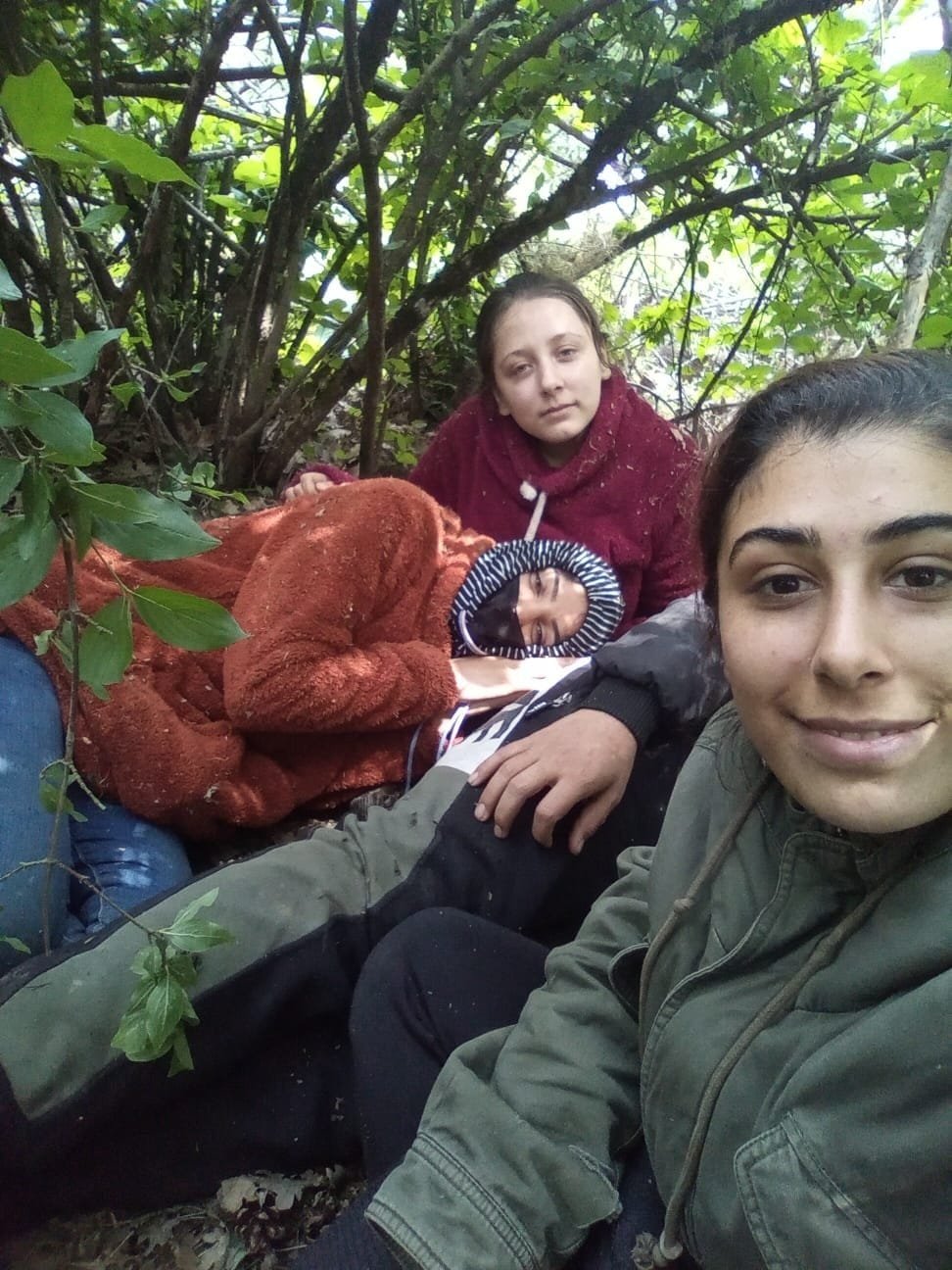 صورة الشقيقتين نودم وايه خلال رحلتهما وسط غابة بين تركيا وبلغاريا رفقة شابة أخرى تسعى للوصول إلى ألمانيا 