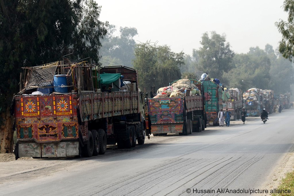 File photo: The Pakistani government decided to send back irregular Afghan migrants in 2023, despite a law prohibiting refoulement | Photo: Hussain Ali / Anadolu / picture alliance