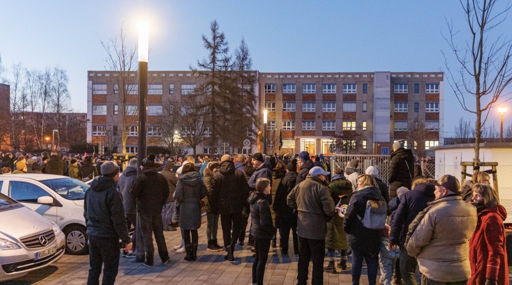 Around 500 protestors gathered while the decision to have the accommodation center built was taken | Photo: picture-alliance