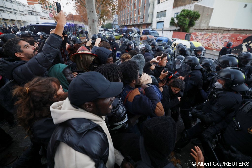 Protesters and police clash in the streets of Badalona | Photo: Albert Gea / Reuters