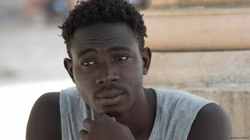 Many migrant have resorted to sleeping rough after being chased from their accommodation or fearing reprisals. Lamine  Mane from Gambia has been on the main square in Sfax for days | Photo: Wahid Dahech / DW