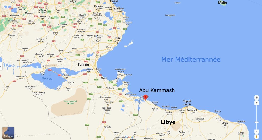 Les 81 migrants secourus étaient partis du village d'Abu Kammash, à l'extrême ouest de la Libye, et à quelques kilomètres de la frontière tunisienne. Crédit : Google maps