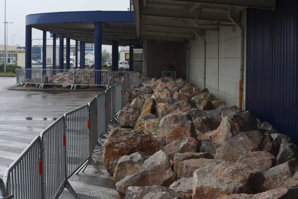 Big rocks have been laid outside a former furniture shop in Coquelles to prevent migrants from staying there | Photo: Mehdi Chebil