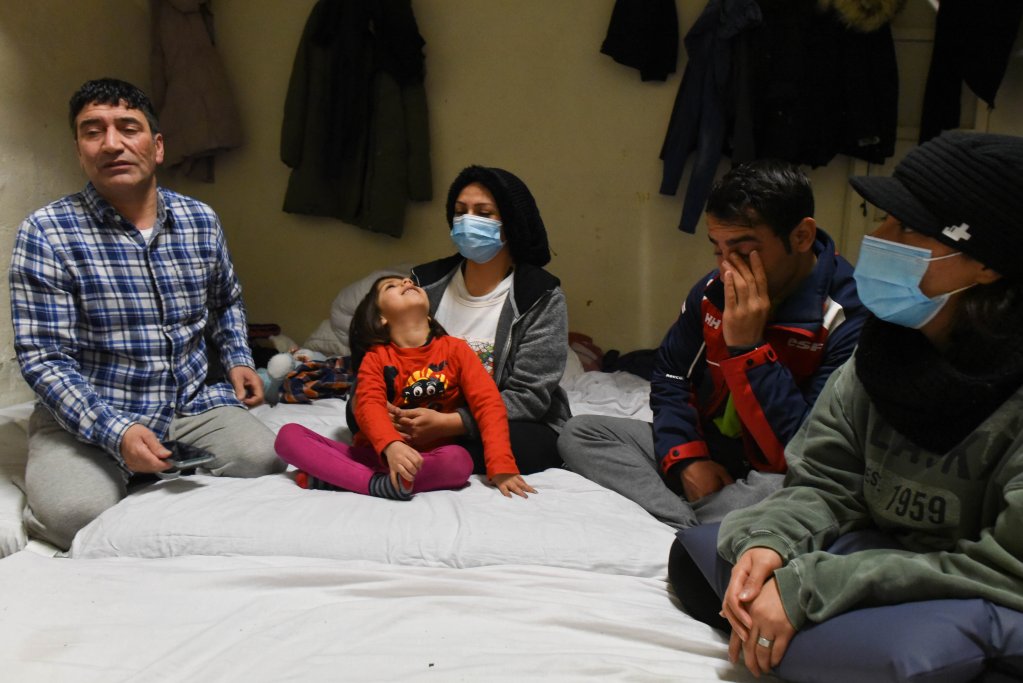 داوود، مهاجر افغان و خانواده‌اش در پناهگاه رفوج سولیدر در بریانسون، ۴ فبروری ۲۰۲۱. عکس از مهدی شبیل