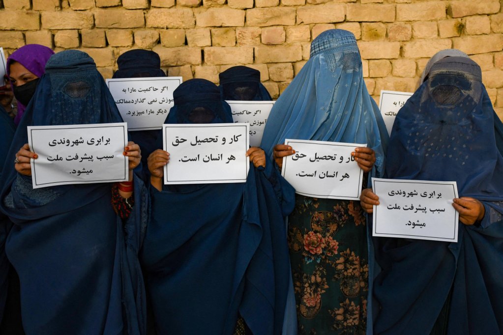 File photo: Afghan women clad in burqas hold placards as they protest their right to education in Mazar-i-Sharif in 2023 | Photo: Atef Aryan / AFP