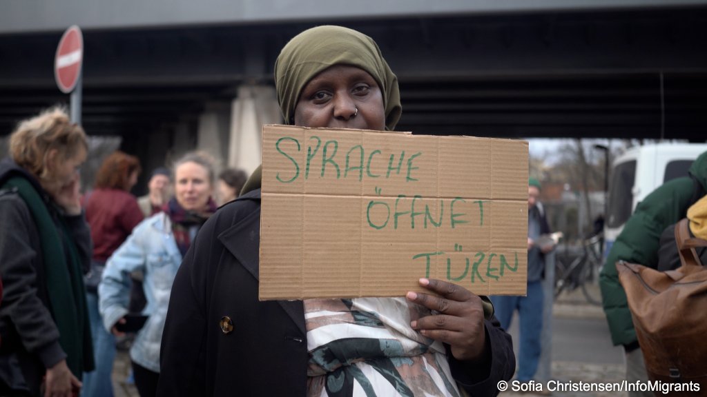 'Language opens doors': A woman holds a sign during a protest calling for the resumption of subsidized integration courses in Germany. Berlin, March 14, 2026 | Photo: Sofia Christensen