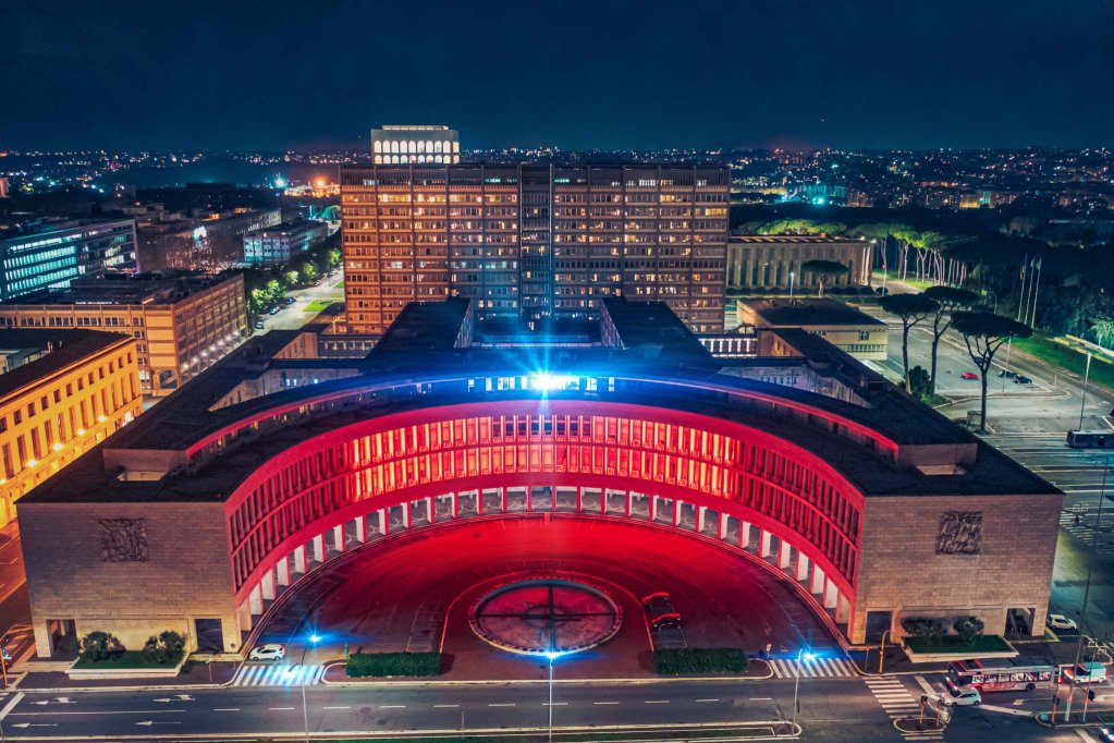 The INPS offices in Rome, Italy's capital, are lit up in red. INPS determines the welfare benefits and pensions and social contributions of citizens in Italy | Photo: Press office INPS www.inps.it