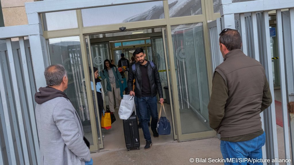 A man leaves Iran with his family at the Turkey-Iran border crossing in Van on March 14, 2026 | Photo: Bilal Seckin / Middle East Images / picture alliance