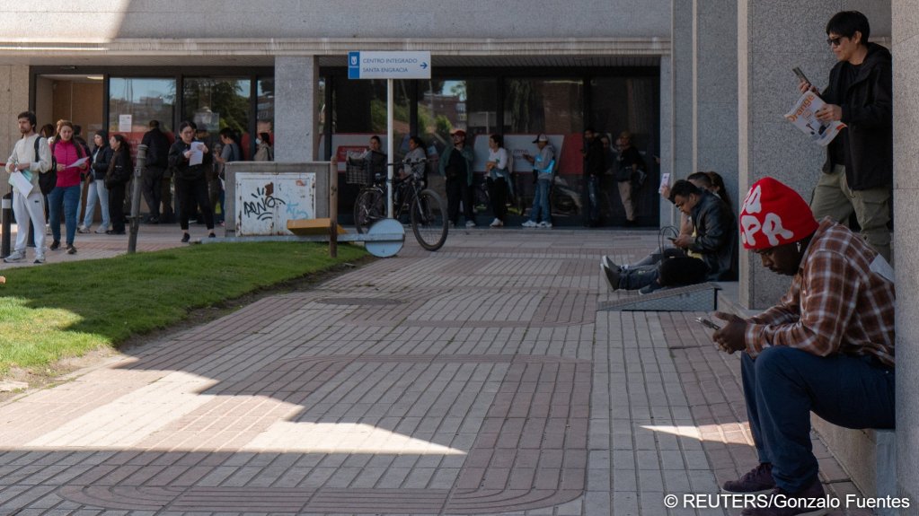 The regularization process has seen long queues all across Spain as migrants hoping to be regularized have to obtain various proofs that they meet the requirements | Photo: Gonzalo Fuentes / Reuters