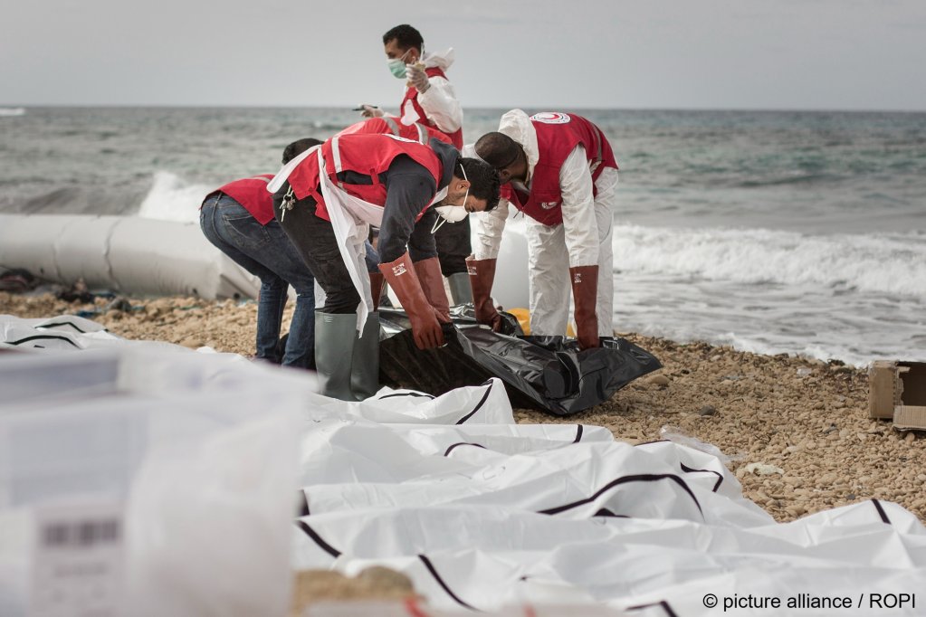 File photo used as illustration: The Pakistani authorities say they are liaising with the Libyan authorities to assist survivors and establish the identities of the dead and missing. Here Libyan Red Crescent volunteers help recover bodies on the shores of Zawiya in 2017  | Photo: Mohaned Krema / picture alliance / ROPI