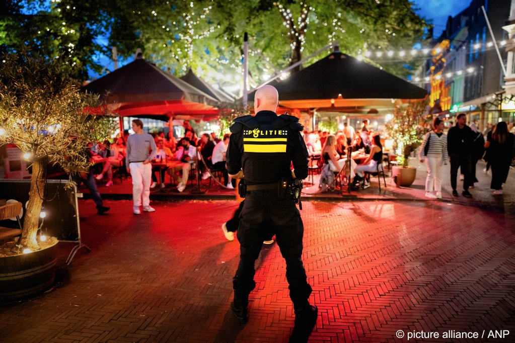 The attack took place in the inner city in front of a busy restaurant area, say police | Photo: Lina Selg / picture alliance / ANP