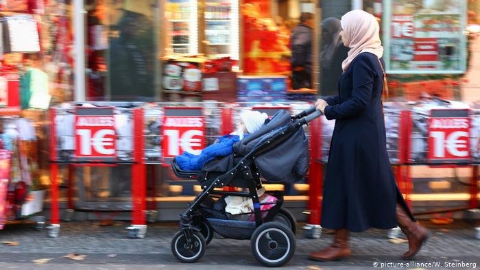 صورة تعبيرية: سيدة مسلمة وطفلها في شوارع مدينة ألمانية