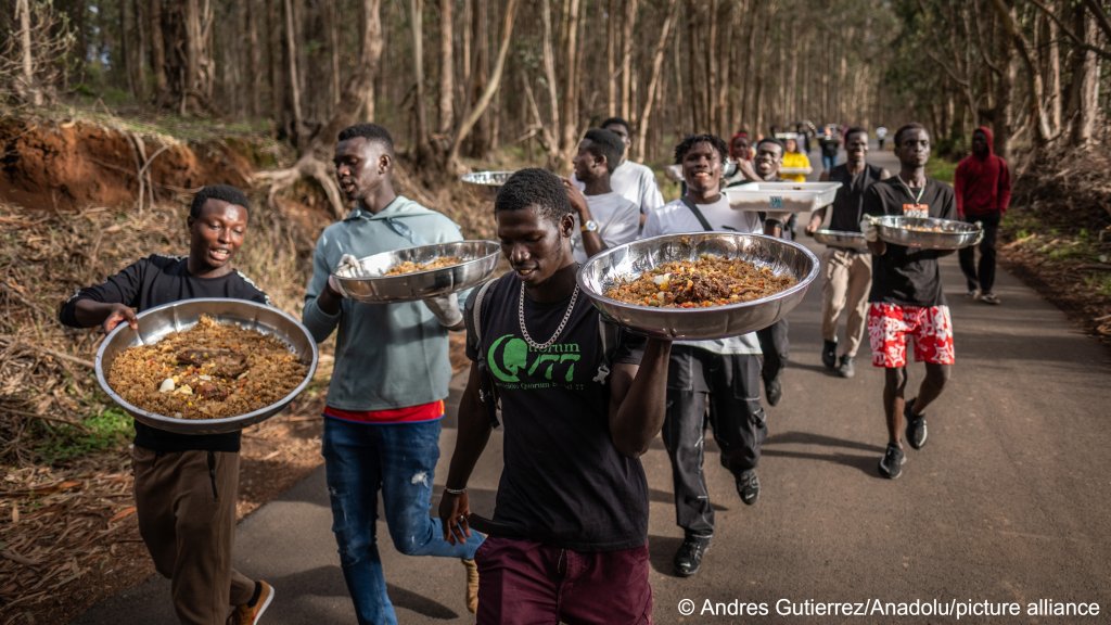 From file: Association of Senegalese residents carry trays filled with food for the migrant at the Las Raices Camp in Tenerife, Canary Islands, Spain on November 4, 2023 | Photo: Andres Gutierrez / Anadolu / picture alliance