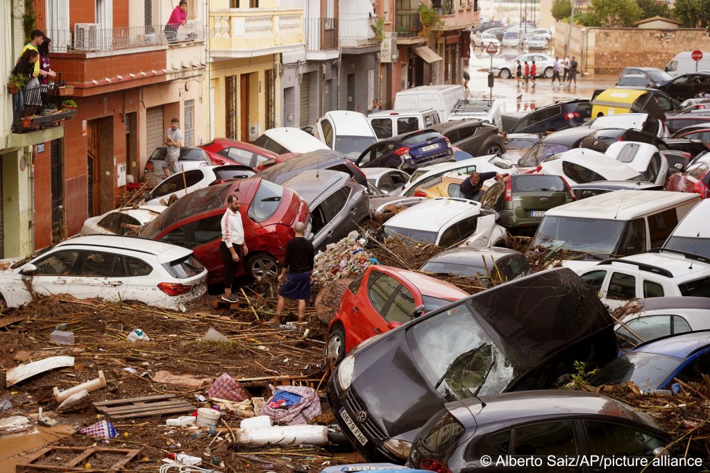 Residents look at cars piled up after being swept away by torrential floods that ravaged Valencia, Spain Oct. 30, 2024 | Photo: Alberto Saiz/AP Photo