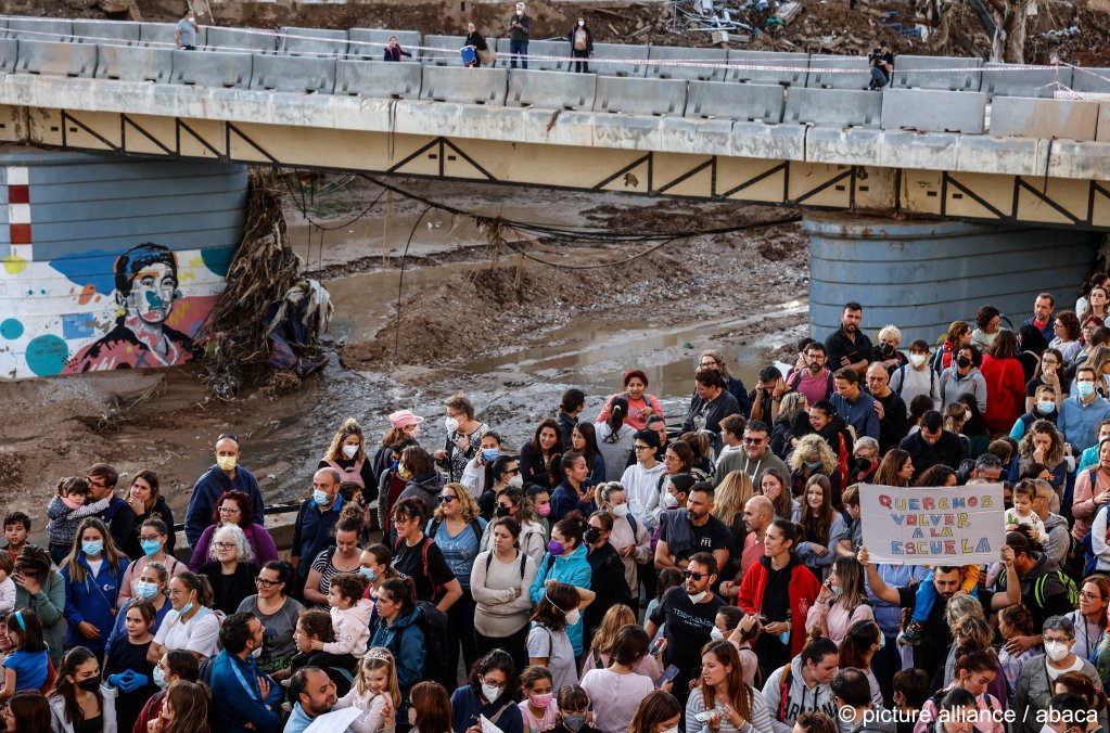 People during a rally, in front of a town hall on November 20, 2024, in Valencia, Spain. The rally, called for the return to school of students who have not yet done so in the municipality | Photo: Rober Solsona/Europa Press/abaca