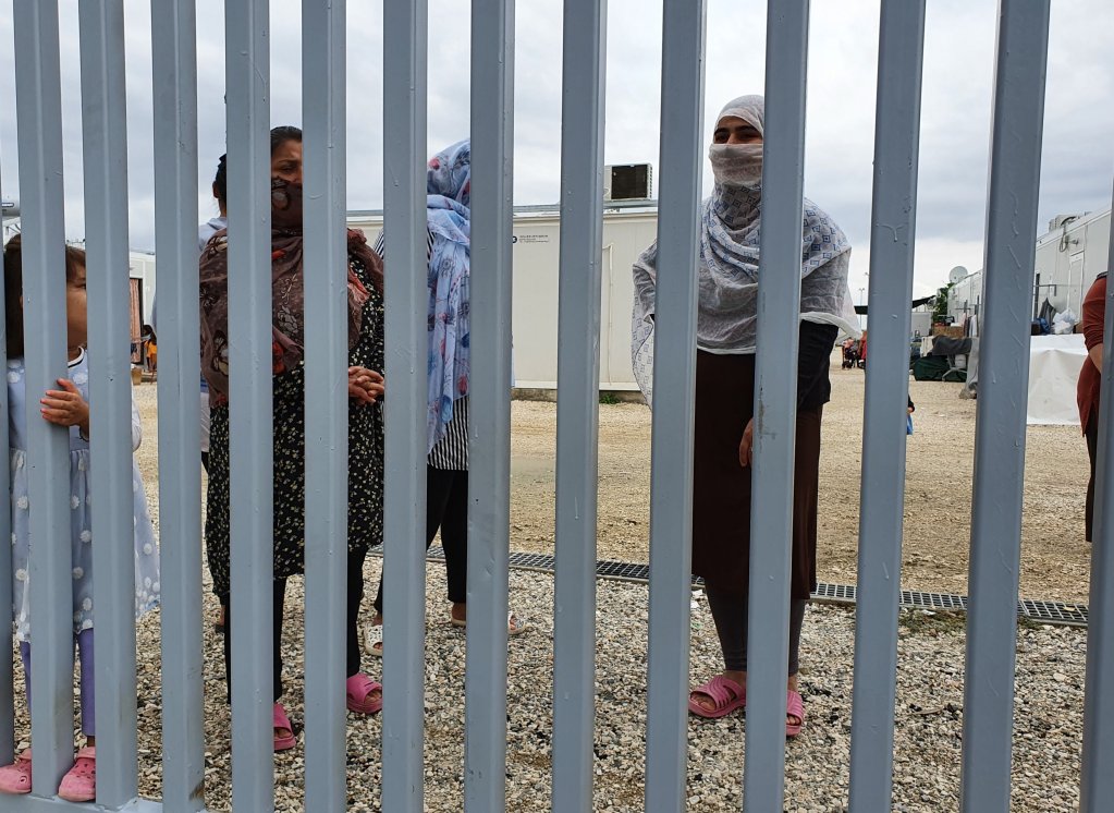 Des femmes afghanes dans le camps de Nea Kavala en Grèce. Crédit : InfoMigrants/Dana Alboz