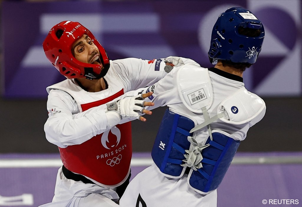 Omar Yaser Ismail of Palestine against Hadi Tiranvalipour of Iran at the Paris 2024 Olympics | Photo: Tingshu Wang / Reuters