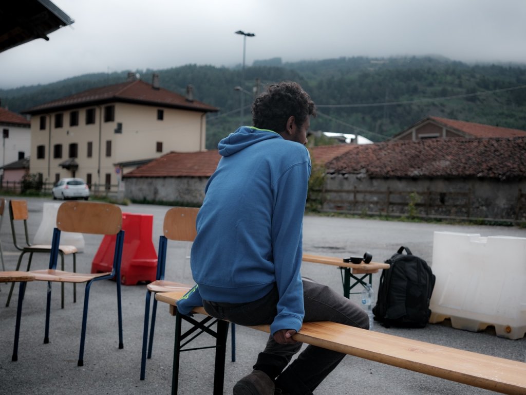 On a bench, Yared*, a young Tigrayan, explains that he will not leave today to try his luck. Detained twice by the French police, he was handed over to the Italian authorities and taken to Oulx. He will leave with his friend to reach Switzerland | Photo: Jean Kader/Encrage