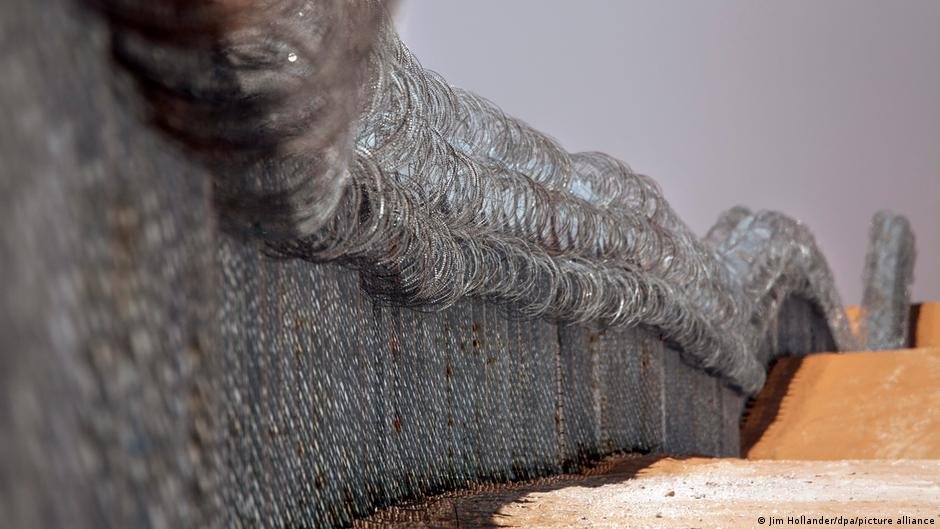 When Israel started building a fence towards Egypt in 2010, it resulted in more negative perceptions on both sides — regardless, in 2017 Israel increased the height of its border fence with Egypt in order to reduce unwanted migration from African countries | Photo: Jim Hollander/dpa/picture-alliance