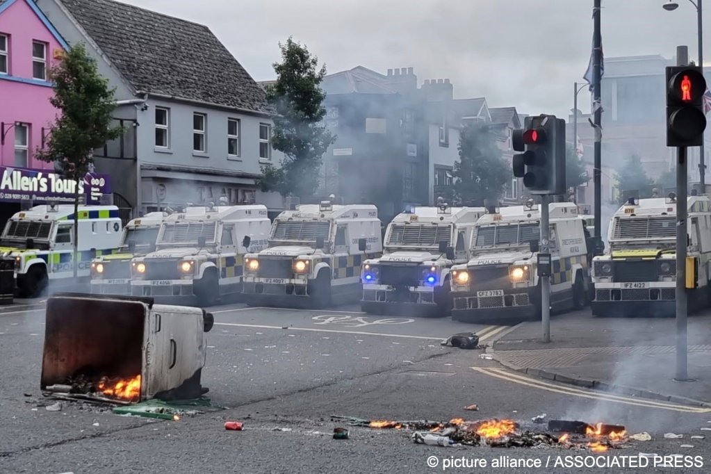 Police officers stand guard at a roadblock in Belfast, Northern Ireland, following an anti-Islamic protest outside Belfast City Hall on August 3, 2024 | Photo: David Young / picture alliance