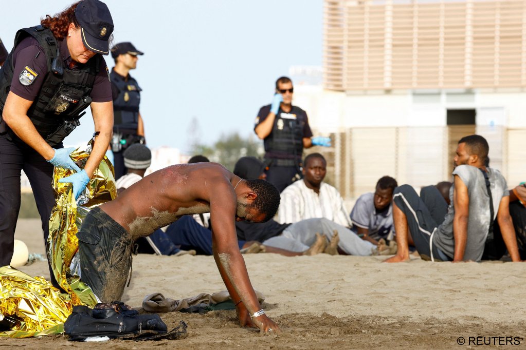 File photo: Many migrants arrive exhausted after long voyages across the dangerous Atlantic ocean, like this man who arrived on July 19, 2024 | Photo: Borja Suarez / Reuters