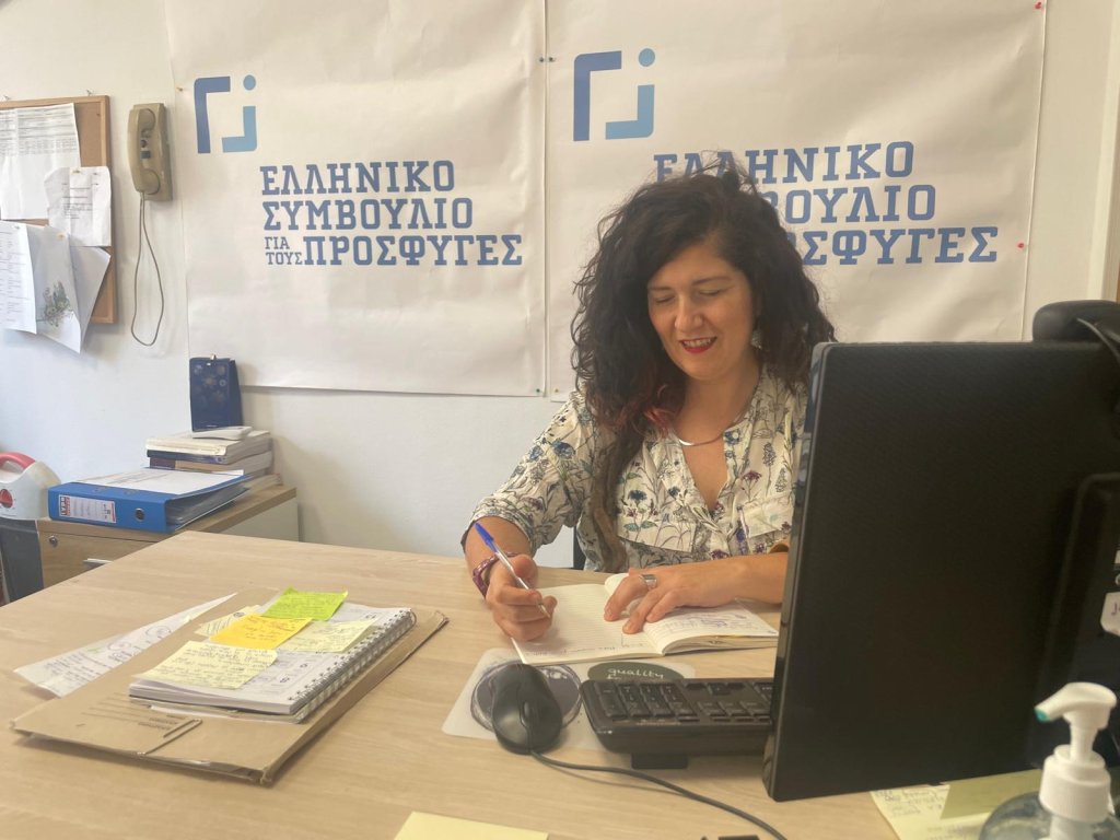 أغابي شوزوراكي، محامية في مجلس اللاجئين اليوناني. مكتب المجلس في تيسالونيك، أيلول/سبتمبر. المصدر: مهاجر نيوز
