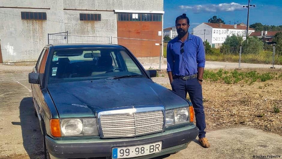 Arjun Joshy a réussi à ouvrir une petit garage automobile au Portugal. Crédit : DW