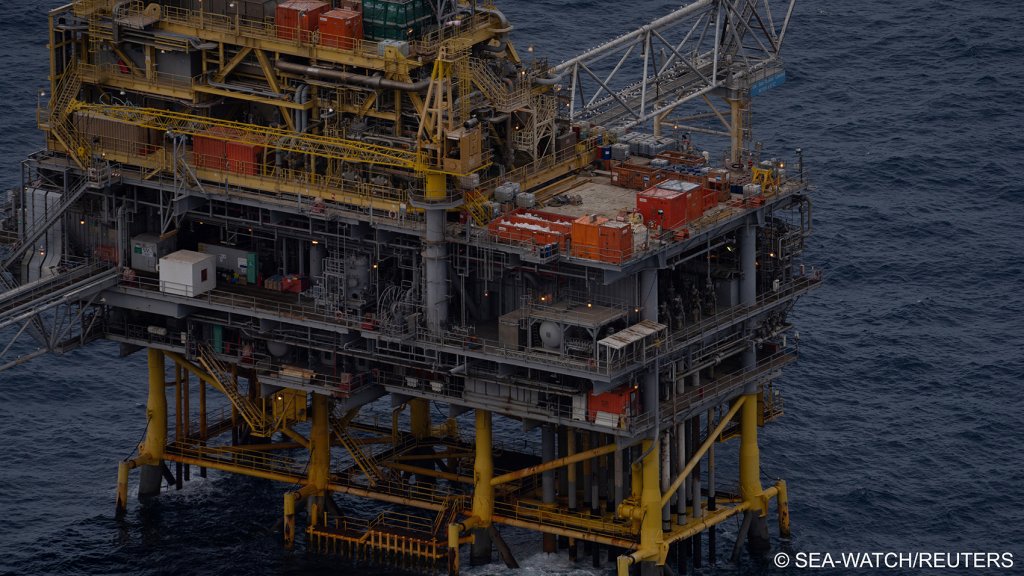 General view of a gas platform at sea off Tunisia where more than 30 migrants including 2 children have been stranded on March 1, 2025 | Photo: Sea Watch/Hand Out via Reuters