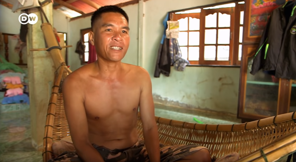 Udom has been flying to Sweden for the last 20 years. It is hard work but 'just for two months' he explains |  Source: Screenshot from DW /ARTE / WDR film about Thai berry pickers in Sweden