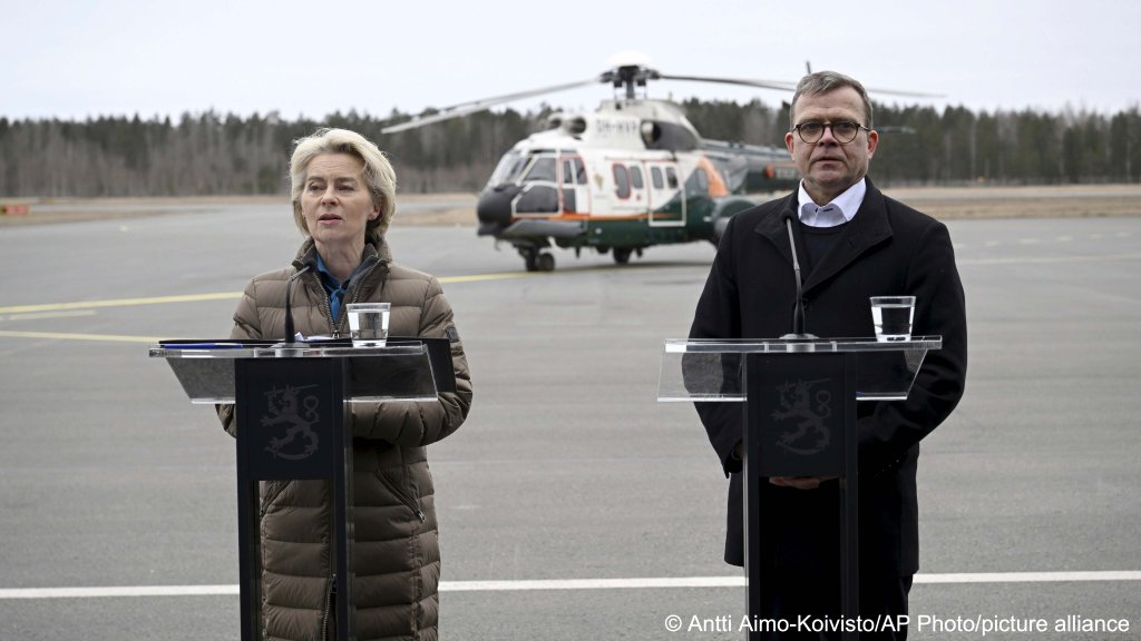 Finnish prime minister Petteri Orpo (ri.) tweeted that "Finland is committed to protecting the European Union's external border" on Friday (April 19, 2024) following a visit of EU Commission President Ursula von der Leyen (l.)  to the Finnish-Russian border | Photo: picture alliance