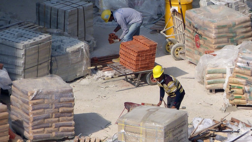 File: Migrants are often hired to work on contruction sites | Photo: Pixabay