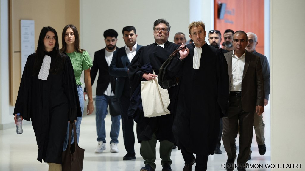 French lawyer Matthieu Chirez (front 2L) arrives with relatives of victims for the trial of the 14 alleged smugglers over the deaths of 31 migrants in the English Channel in 2021 at the Judicial court in Paris, on September 8, 2026 | Photo: Simon Wohlfahrt / AFP