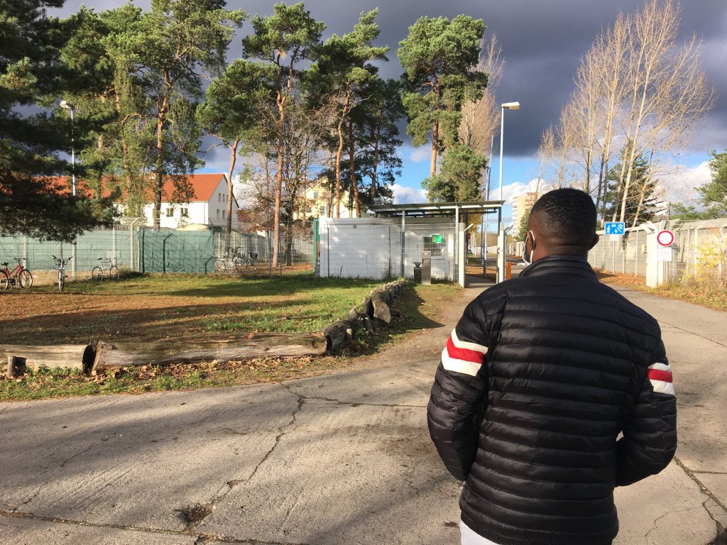 Thierry, an asylum seeker from Cameroon, outside the initial reception facility in Eisenhüttenstadt, Germany, November 2021 | Photo: Majda Bouazza/InfoMigrants