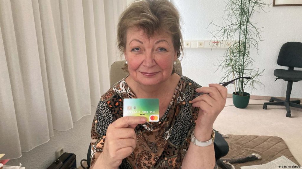 Martina Schweinsburg says the new debit card has brought peace to Greiz | Photo: Ben Knight/DW
