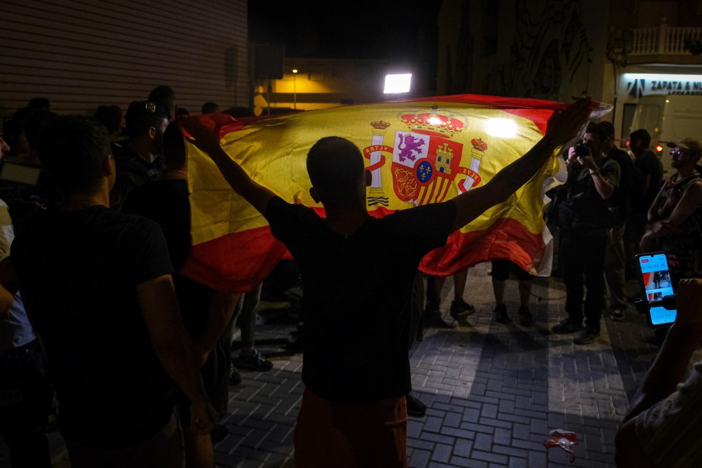 In the summer of 2025, there were anti-migrants protests in several parts of Spain, spurred on by fake news about alleged migrant violence | Photo: Pablo Miranzo / EPA