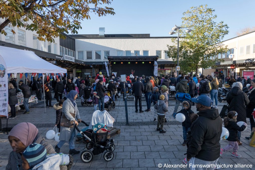 File photo of a street festival in the immigrant Rinkeby district of Sweden. About 15% of the Swedish population are foreign born | Photo: Alexander Farnsworth/picture alliance