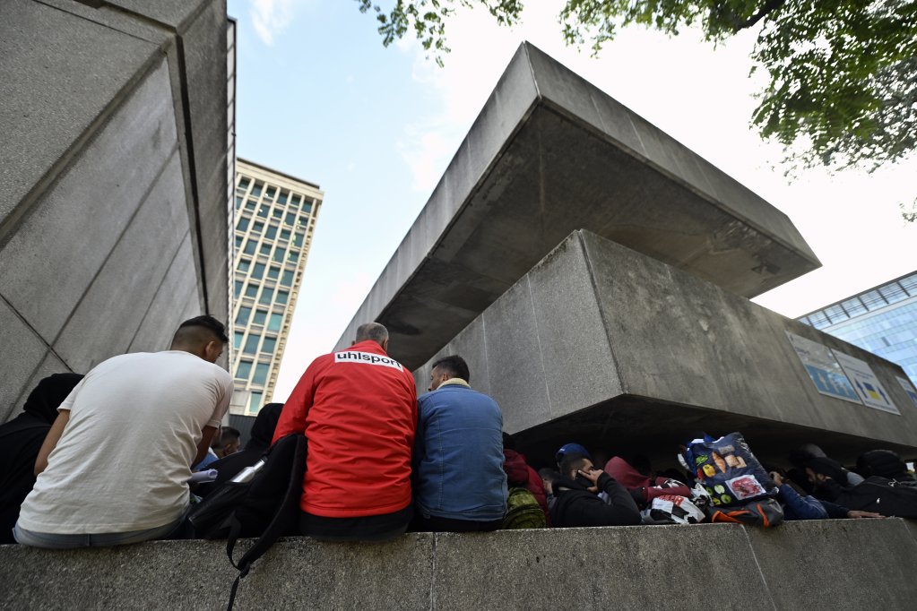 File photo: Asylum seekers wait outside the headquarters of the Fedasil asylum agency in Brussels, Belgium, on August 29, 2022 | Photo: picture-alliance