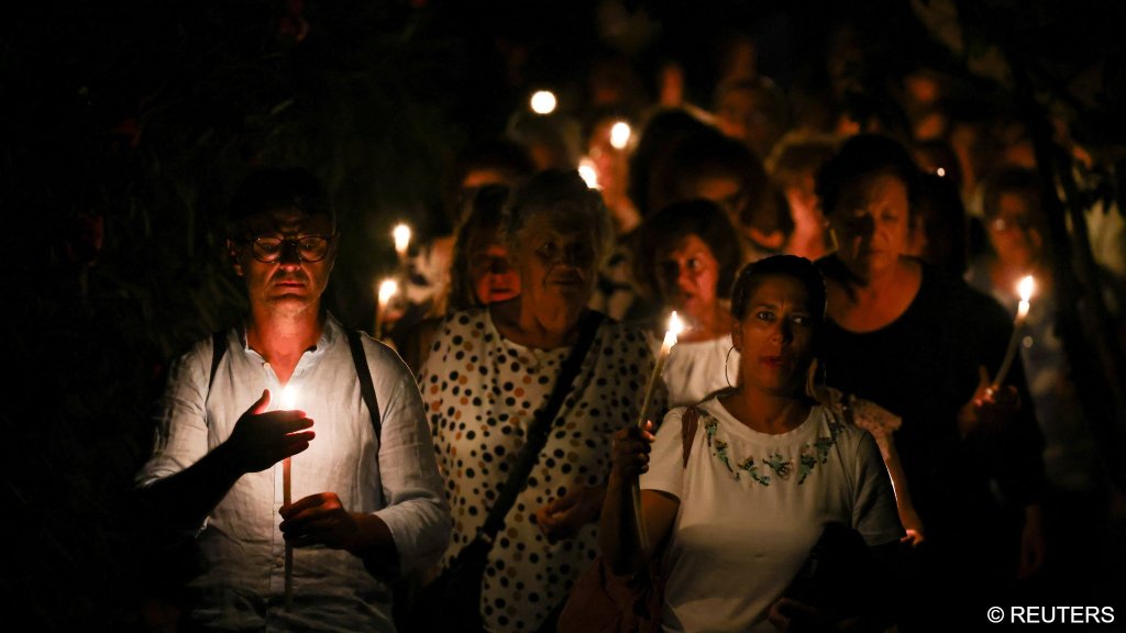 File photo: People hold candles in a vigil a day after a migrant shipwreck off Lampedusa in August 2025 | Photo: Reuters