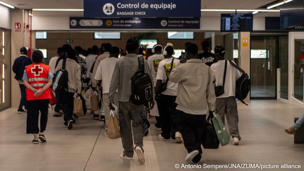 On Wednesday (July 22), 85 migrants depart the Temporary Migrant Reception Center (CETI) in Ceuta after
spending several months there following their arrival in the Spanish enclave | Photo: Antonio Sempere / JNA / Zuma / picture alliance