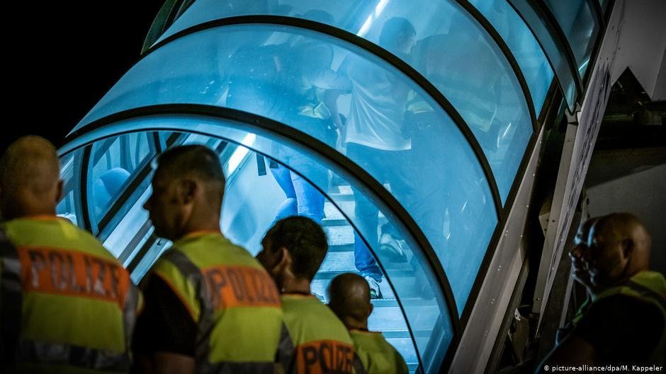 Une expulsion par vol charter à l’aéroport de Leipzig. Crédit : Picture alliance