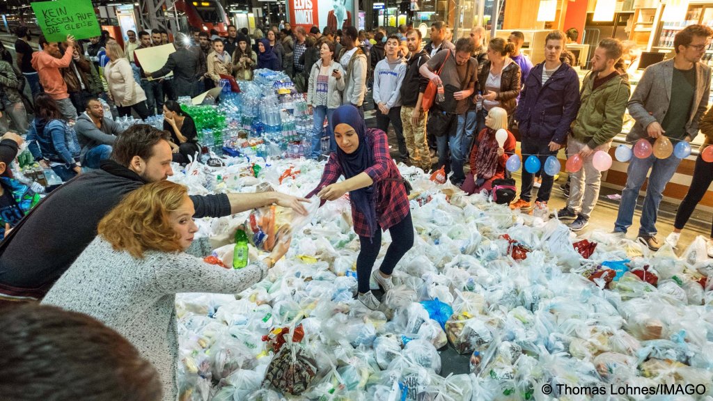 File photo: Hundreds of volunteers brought food, drinks, and clothing to Frankfurt am Main’s central railway station on September 5, 2015, to welcome and assist refugees arriving on trains from Munich | Photo: Imago
