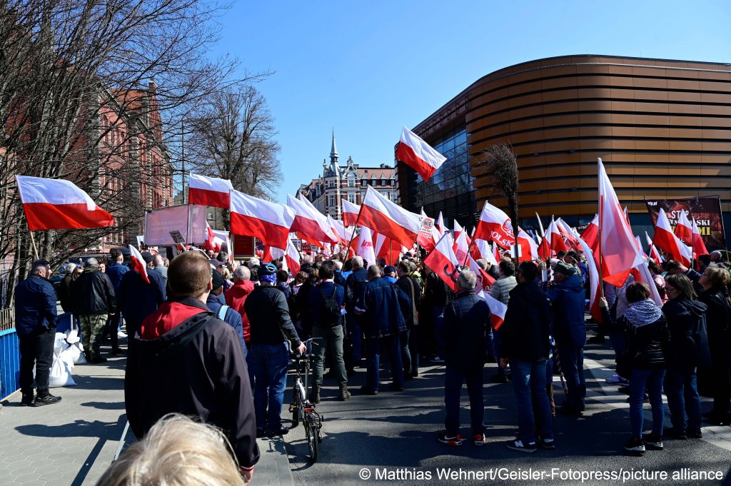 Some PiS party politicians praised right-wing and nationalist demonstrators trying to prevent Germany sending asylum seekers back over the border to Poland on March 22 | Photo: Matthias Wehnert /Geisler-Fotopress / picture alliance