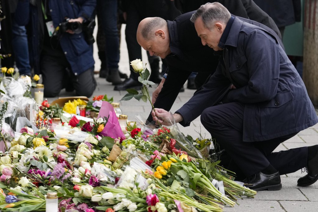 German Chancellor Olaf Scholz visited the site where a car was crashed into a crowd on Saturday, February 15, 2025 | Photo: Ebrahim Noroozi/AP/picture-alliance
