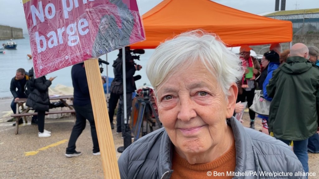 Candy Udwin from Stand Up To Racism protests against accommodating asylum seekers on board the Bibby Stockholm barge | Photo: Ben Mitchell / PA Wire / picture alliance