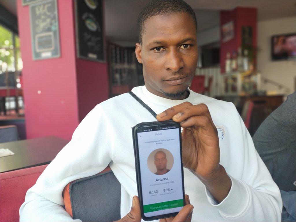 Sur l'appli Uber Eats, Aboubacar Cissé, 25 ans, se prénomme "Adama". Crédit : InfoMigrants