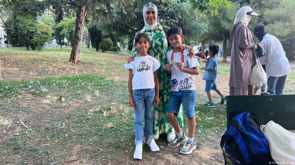 Alaa Alhatab with her children Lin and Ayham on an outing in central Athens on International Refugee Day | Photo: Sofia Kleftaki/DW