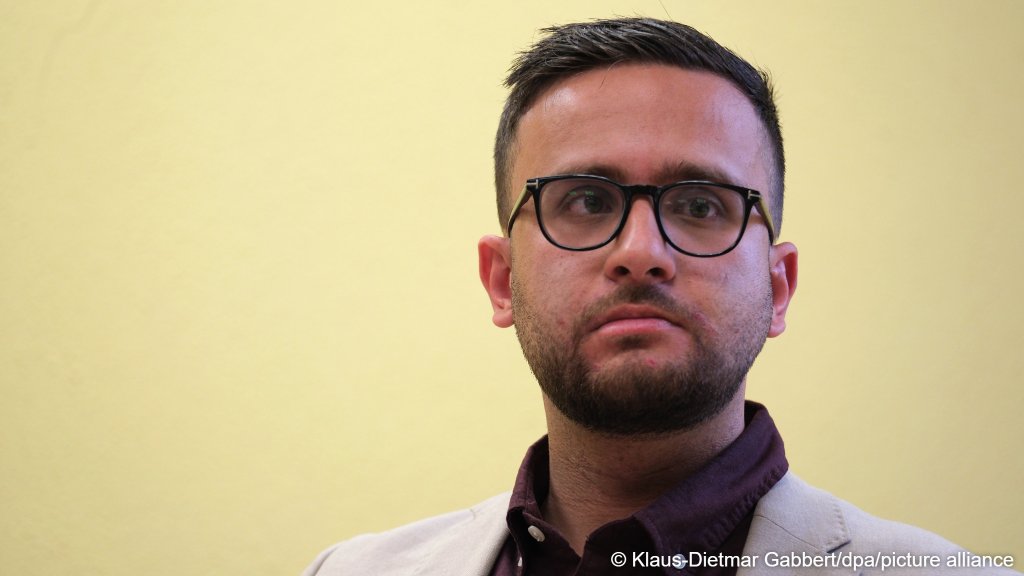 Saaeid Saaeid of the Saxony-Anhalt Refugee Council stands on the podium at a press conference. The event addressed the impact of the state election in Saxony-Anhalt on the work of civil-society organizations | Photo: Klaus-Dietmar Gabbert / picture alliance / dpa