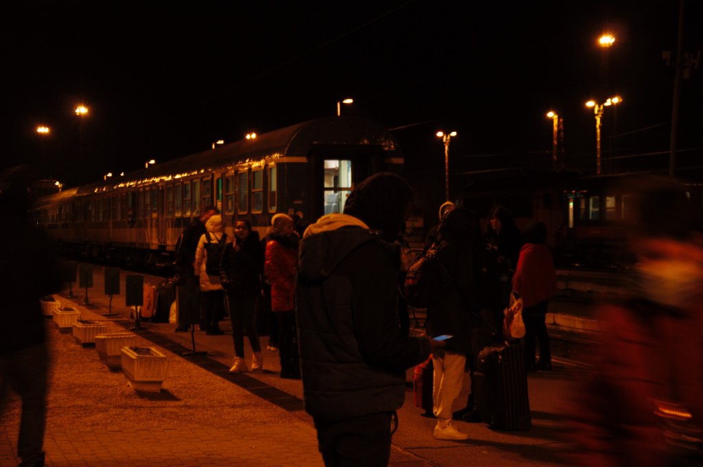 مغادرون إلى العاصمة بودابست. الصورة: دانا البوز /مهاجرنيوز