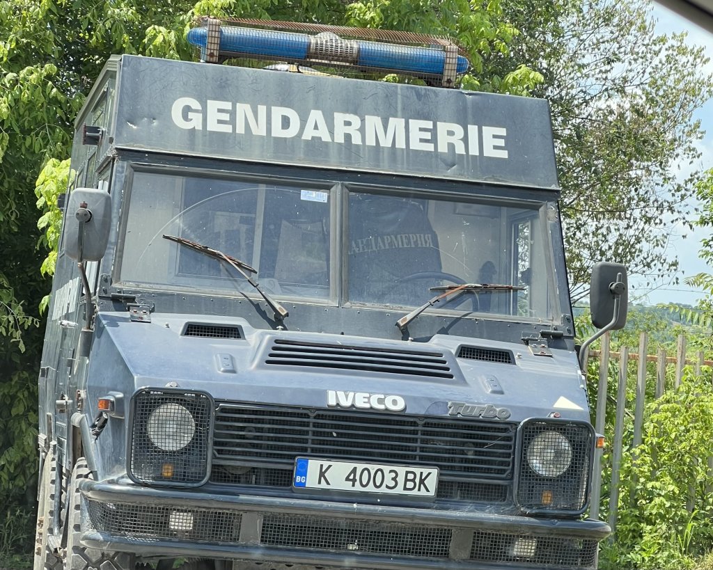 A vehicle belonging to Bulgaria's gendarmerie (special police force with military status) outside Harmanli refugee reception center. June 20, 2023. | Photo: Sou-Jie van Brunnersum/InfoMigrants