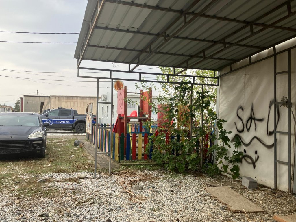 In the Vinojug transit center, someone wrote the word "sad" on a tarpaulin. Gevgelija, North Macedonia, October 2025 | Photo: InfoMigrants